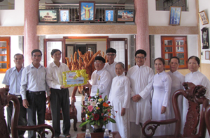 Thua Thien Hue provincial authorities extends Vesak greetings to Caodai Vinh Loi parish